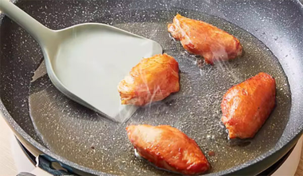 One-piece seamless silicone utensil set
