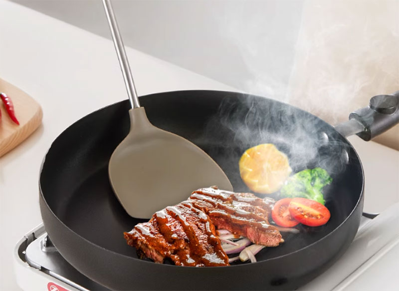 Complete silicone kitchenware set